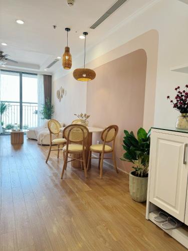 - un salon avec une table et des chaises dans l'établissement A delightful Vinhomes Times City apartment, à Hanoï