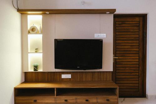 a flat screen tv sitting on top of a entertainment center at Plaza de Araujo in Benaulim
