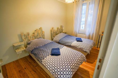 Giường trong phòng chung tại 02- Appt Keremma -Vue Mer - Onival- 2 chambres