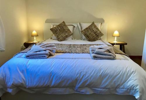 Schlafzimmer mit einem Bett mit blauer Bettwäsche und Kissen in der Unterkunft Robis Moraira in Benissa