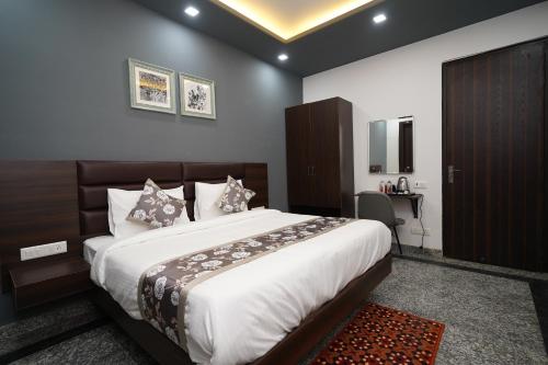 Ένα ή περισσότερα κρεβάτια σε δωμάτιο στο Posh Garden Inn Artemis Hospital Road Gurgaon