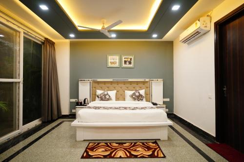Кровать или кровати в номере Posh Garden Inn Artemis Hospital Road Gurgaon