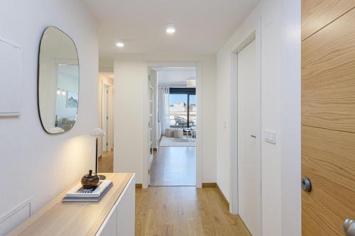 マラガにあるMaritimo Apartment in Malaga by Solaga Holiday Homesの鏡付家廊下
