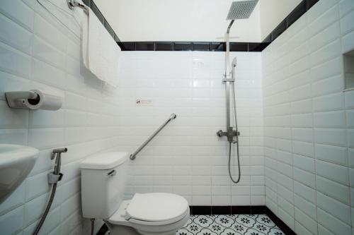 a bathroom with a toilet and a shower at Antonio's Bed and Breakfast Hotel in Balogo