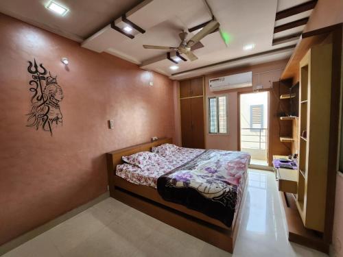sypialnia z łóżkiem w pokoju w obiekcie SCK Home Stay w mieście Hajdarabad