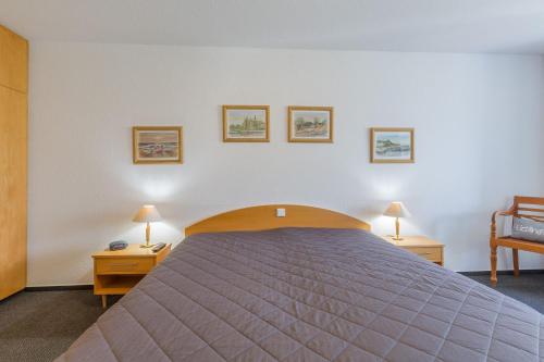 ein Schlafzimmer mit einem großen Bett und zwei Nachttischen in der Unterkunft Appartementanlage Likedeeler, Ferienwohnung 41 in Boltenhagen