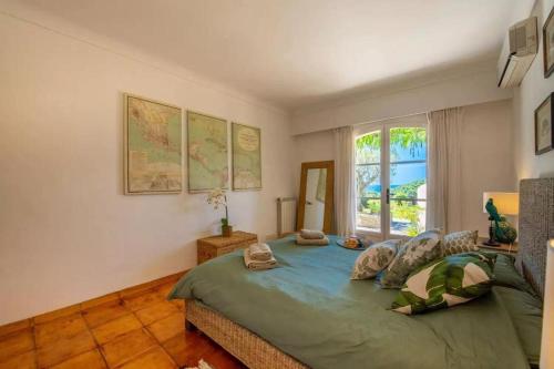 une chambre avec un grand lit et une fenêtre dans l'établissement Superbe villa avec piscine et vue mer - Villa Capella, à La Croix-Valmer