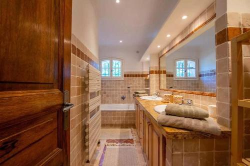une salle de bain avec deux lavabos et une baignoire dans l'établissement Superbe villa avec piscine et vue mer - Villa Capella, à La Croix-Valmer