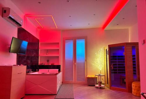 una cucina con luci rosse sul soffitto di DREAM ROOMS a Bagheria