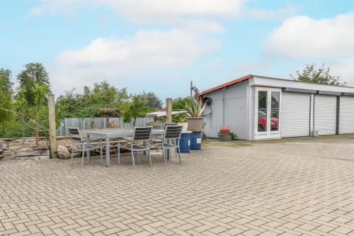 a patio with a table and chairs and a building at Ferienwohnung Erika in Dassow