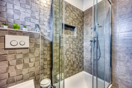 baño con ducha y puerta de cristal en Apartments Mirjana Medulin, en Medulin