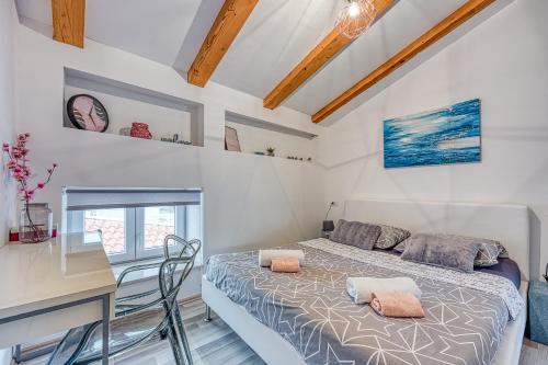 Habitación pequeña con cama y escritorio. en Apartments Mirjana Medulin, en Medulin