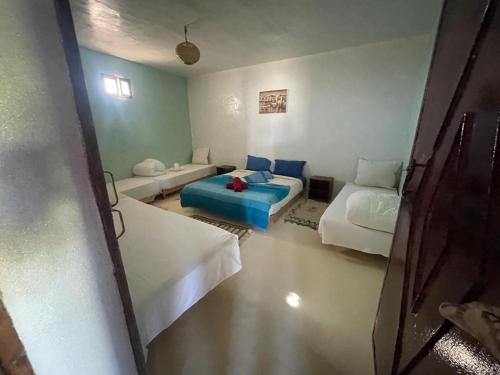 Cette chambre comprend un canapé et un lit. dans l'établissement Les Jardins d Amizmiz, à Marrakech