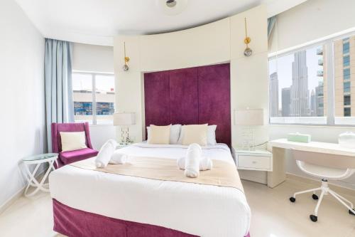 - une chambre avec un grand lit et un bureau dans l'établissement Downtown Luxury - 5 star Hotel Facilities - 5 min walk to Dubai Mall, à Dubaï