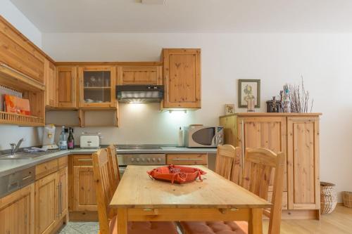 uma cozinha com uma mesa de madeira com uma tigela em Villa Wagenknecht, Ferienwohnung 02 em Boltenhagen