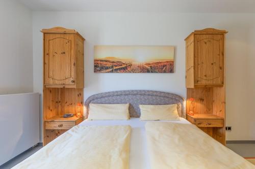 - une chambre avec un grand lit et des placards en bois dans l'établissement Villa Wagenknecht, Ferienwohnung 02, à Boltenhagen