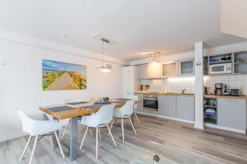 a kitchen and dining room with a table and chairs at Villa Augusta, Ferienwohnung 10 in Boltenhagen