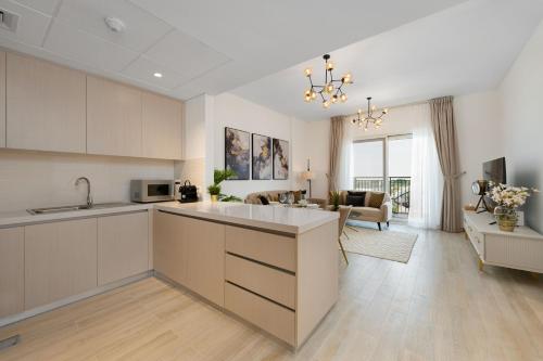 Kuchyň nebo kuchyňský kout v ubytování Maison Privee - Chic Apt on Yas Island cls to ALL Main Attractions