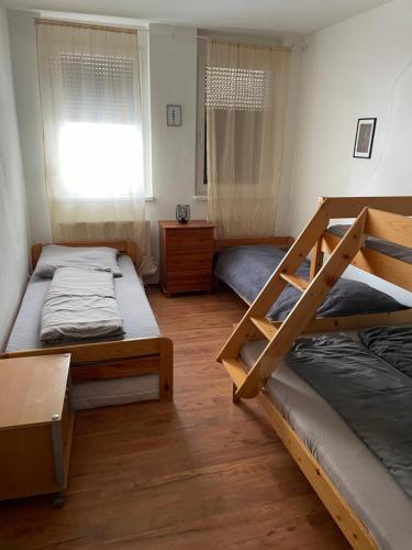 1 dormitorio con 2 literas y ventana en Útulný apartmán 50m od lyžiarskeho vleku Triangel en Donovaly