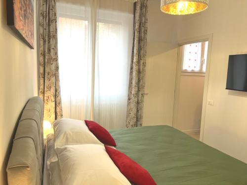una camera con un letto, un divano e una finestra di Bologna Homes a Bologna