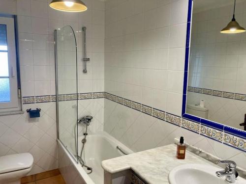 uma casa de banho com um chuveiro, um lavatório e uma banheira em La Casa de Letri - Alojamiento rural en Lamuño em Lamuño