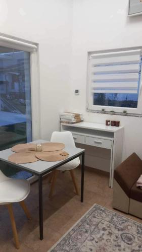 um quarto com uma mesa, uma secretária e uma janela em Apartma Lilijana em Ljubljana
