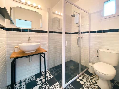 een badkamer met een wastafel, een toilet en een douche bij Ilbarritz, T2 proche plage/parking/terrasse in Bidart