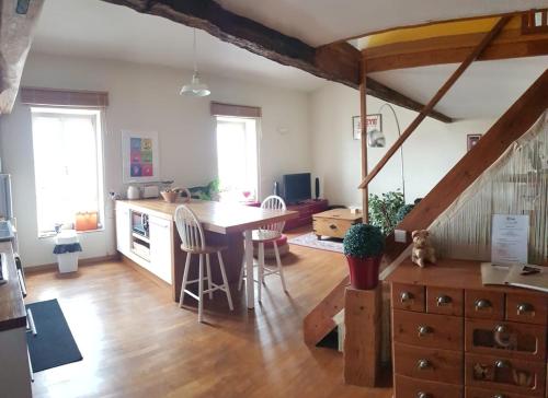 Photo de la galerie de l'établissement Appartement chaleureux - 2 chambres - Canal Royal, à Sète