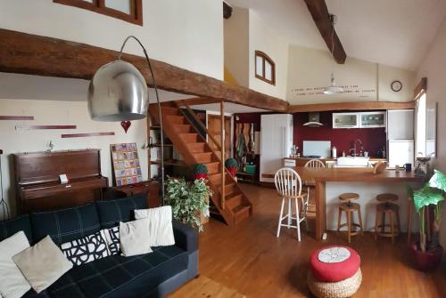 Il comprend un salon avec un canapé et une cuisine. dans l'établissement Appartement chaleureux - 2 chambres - Canal Royal, à Sète