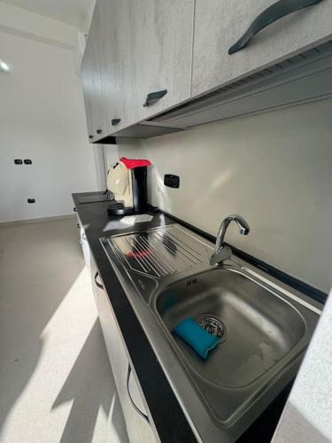 uma cozinha com um lavatório e uma bancada em Strategic Apartment in NOLA em Nola