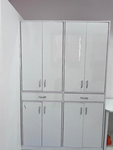 biała szafka ze srebrnymi drzwiami w pokoju w obiekcie Lotus w mieście Nagpur