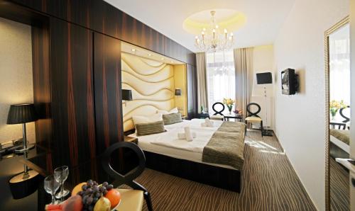 Säng eller sängar i ett rum på Hotel Ambiente Wellness & Spa