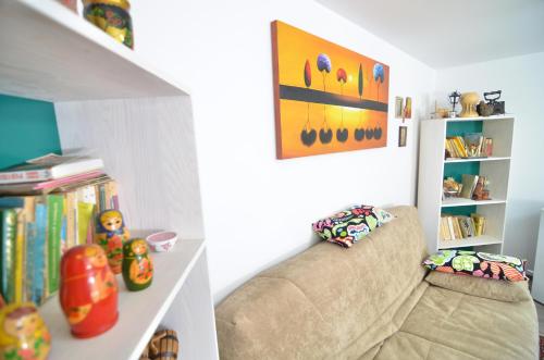a living room with a couch and a shelf with books at Casa Marica in Ceahlău