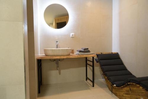 W łazience znajduje się umywalka i lustro. w obiekcie Apartmány StudenOFF w Rokitnicach nad Izerą