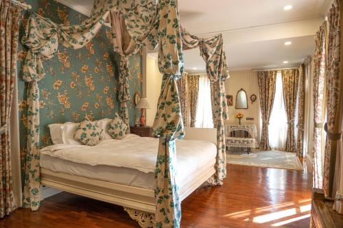 1 dormitorio con 1 cama con dosel en Rosario Oasis Resort SHA Plus en San Sai