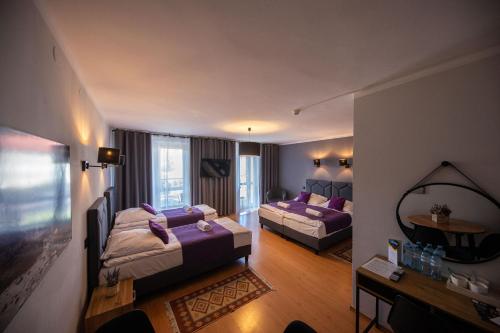 Postel nebo postele na pokoji v ubytování WRZOS resort & wellness