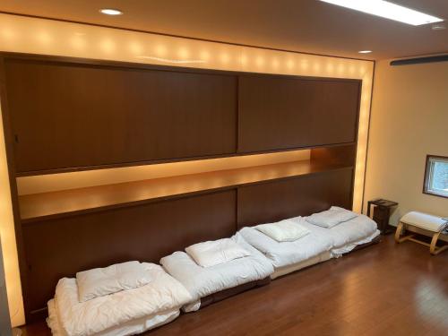 KusakabeにあるSea Garden Villa Shodoshimaの白い枕が3つ並んでいる