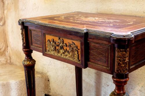 a small wooden table with a painting on it at Thorngrove Manor in Stirling