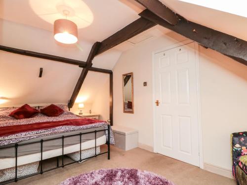 - une chambre avec un lit et une porte blanche dans l'établissement Black Sheep Cottage, à Thirsk