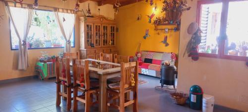 cocina con mesa y sillas en una habitación en Casa Munay en Maimará