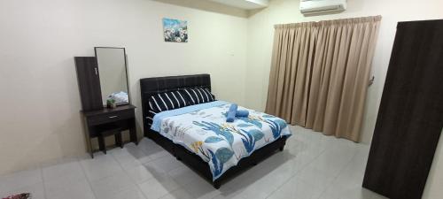1 dormitorio con cama y espejo en Setia Residen Semi-D 2.5 storey, unlimited wifi, en Sitiawan