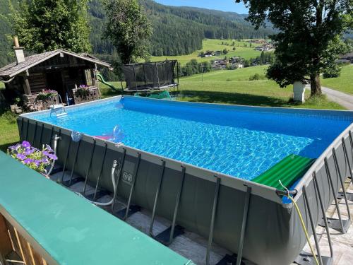 einen Pool im Hinterhof eines Hauses in der Unterkunft Schnöllhof in Sankt Martin am Tennengebirge
