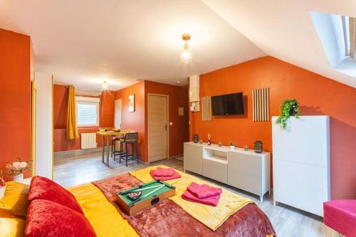 1 dormitorio con 1 cama grande y cocina en LE RED LINE I NETFLIX I BILLARD I WIFI I PARKING I CENTRE-VILLE - Cosy & Confort, en Valenciennes