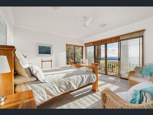 Un pat sau paturi într-o cameră la Beachfront Villa by Peppy Beach Retreats®