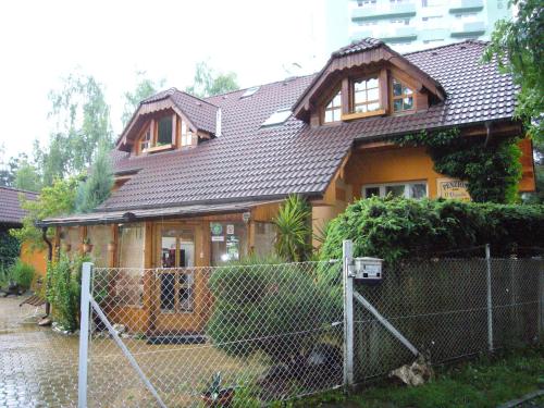 ein Haus mit einem Zaun davor in der Unterkunft Penzion U Vejvodu in Třeboň