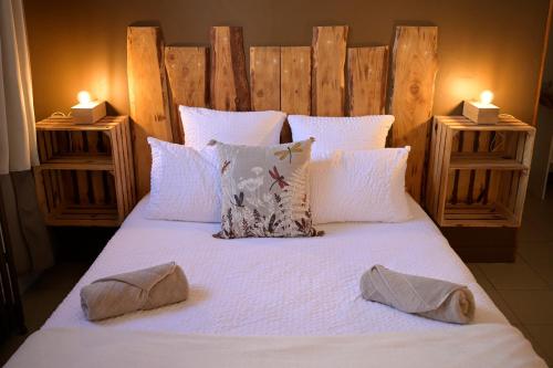 1 cama blanca grande con 2 almohadas en La bâtisse des Oves, en Le Péage-de-Roussillon