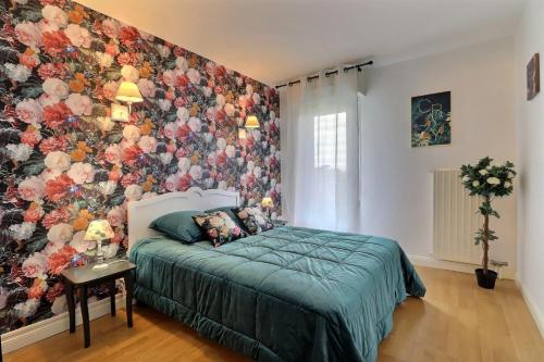 トロワにあるNid d'aigle - terrasse - vue ville - Mon Groomの花の壁のベッドルーム(ベッド付)