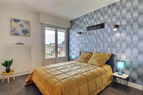 um quarto com uma cama grande e uma janela em Nid d'aigle - terrasse - vue ville - Mon Groom em Troyes