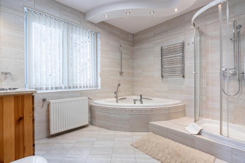新塔爾格的住宿－Spora Chata，大型浴室设有浴缸和淋浴。