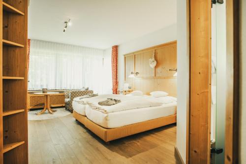A bed or beds in a room at Hotel Lauterbad